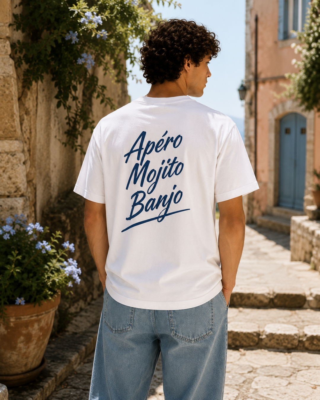 t-shirt mode homme de dos en extérieur